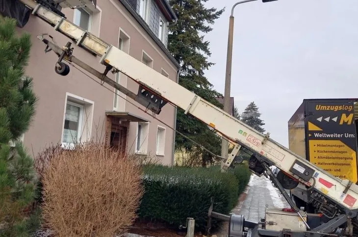 moebellift vor mehrfamilienhaus im wintereinsatz
